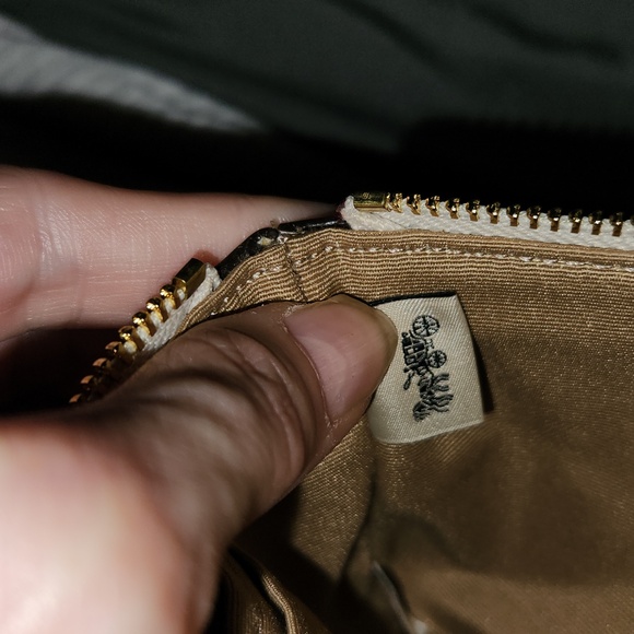 Coach RARE corner zip wristlet in ivory chalk with ornament print NWT 4x6. EN - Picture 11 of 12